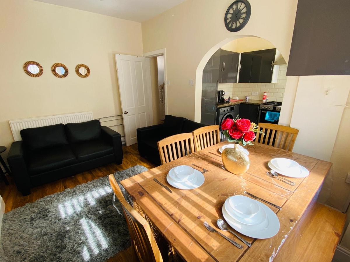 Entire 4 Bedroom House - Ev Point & Free Parking Liverpool Zewnętrze zdjęcie